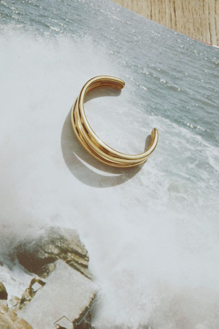 The Curved Bangle Gold