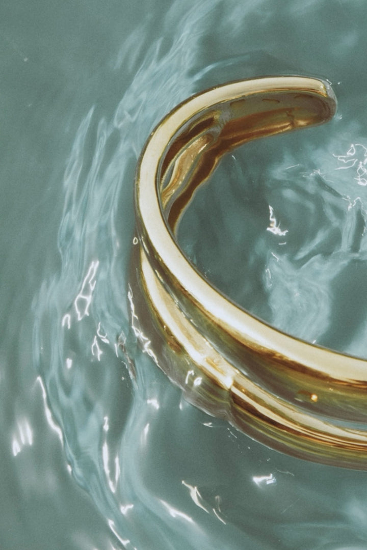 The Curved Bangle Gold