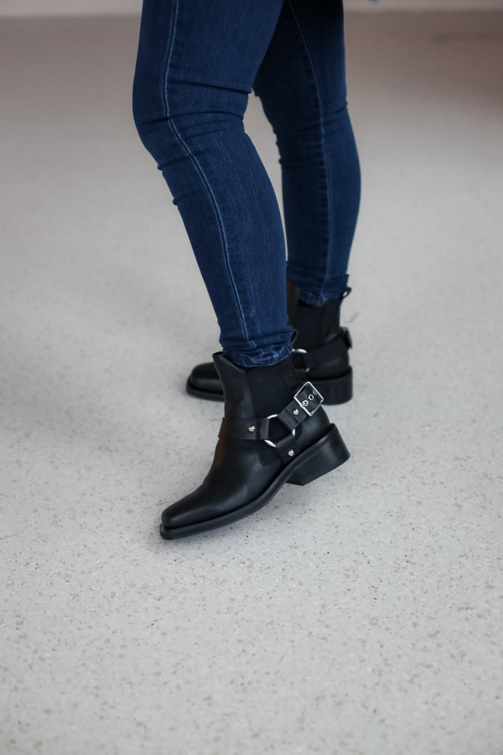 Biker Low Cut Chelsea Boot Black