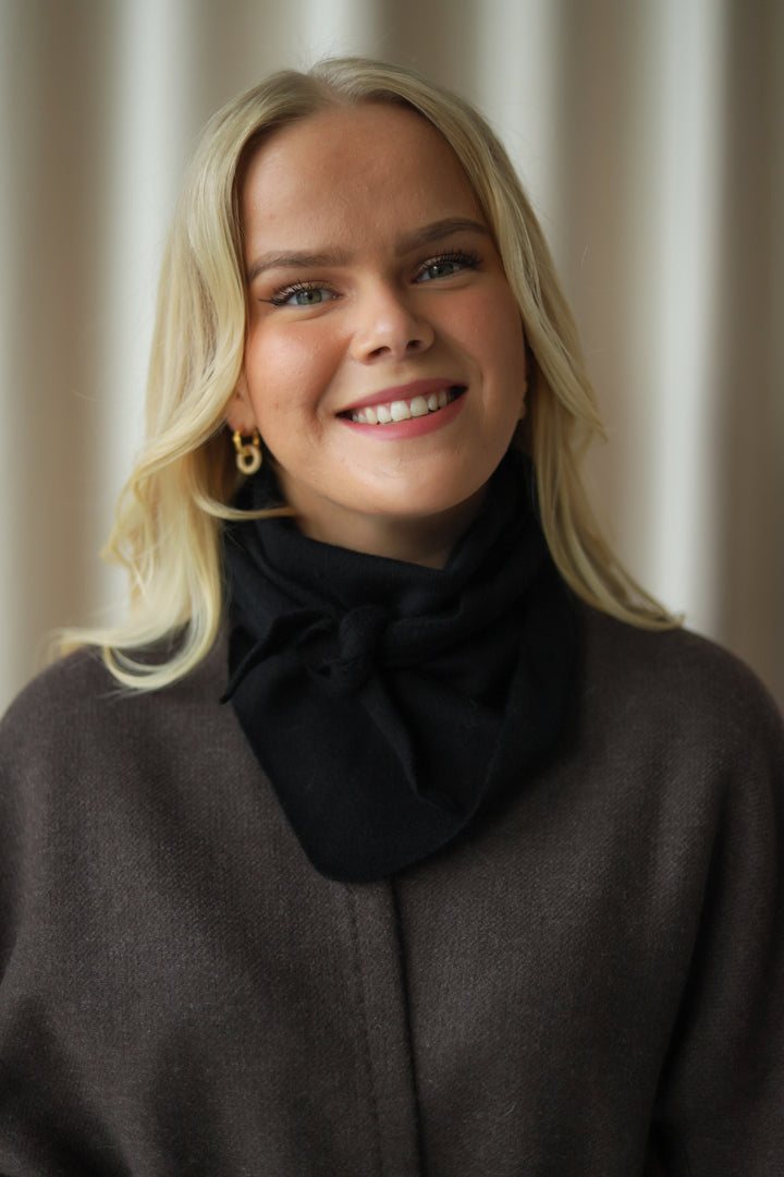 Mina Merino Scarf Black