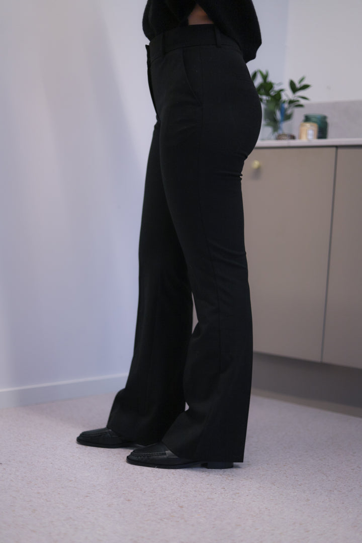 Clara FV Regular 285 Black