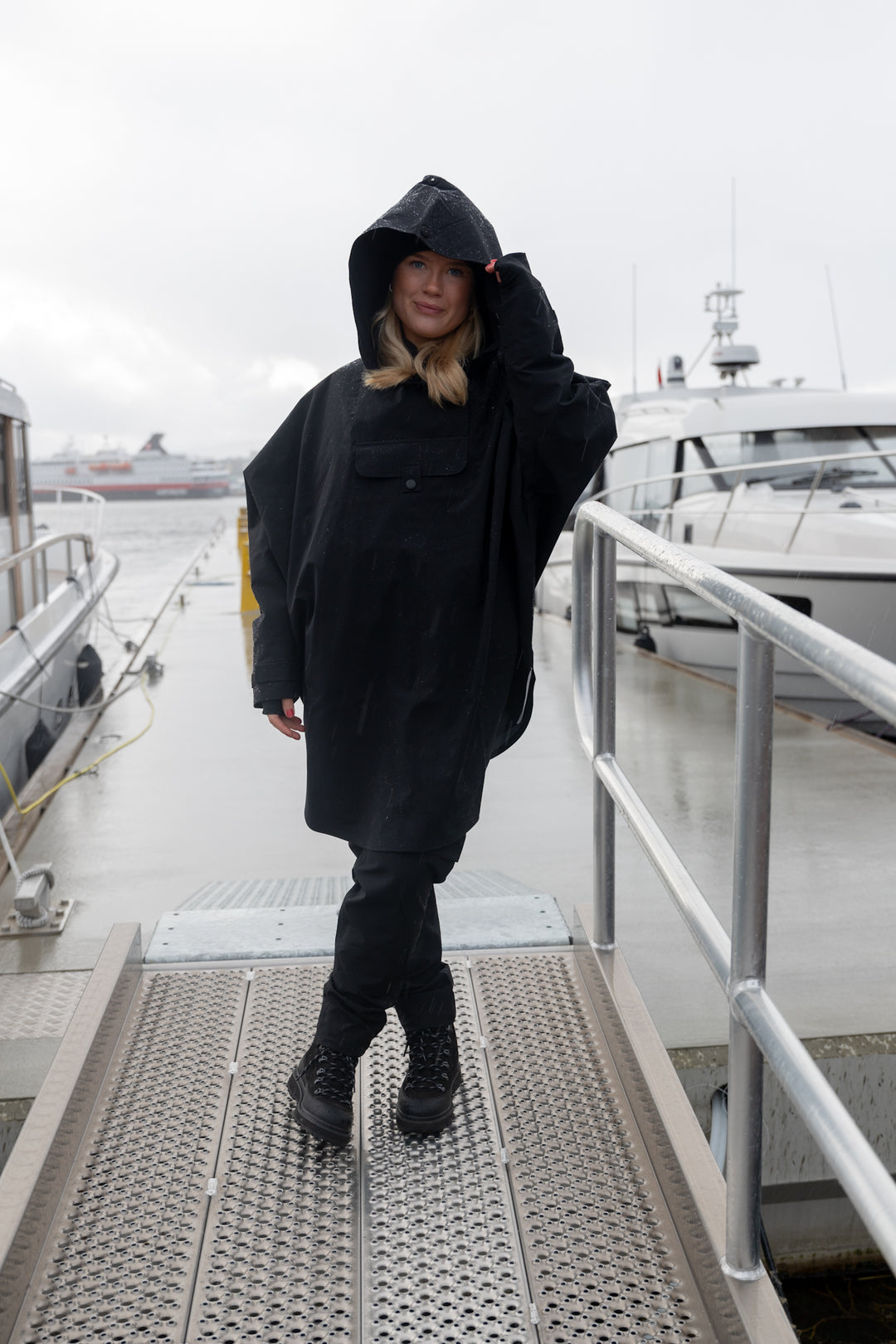 Bergen Poncho Black