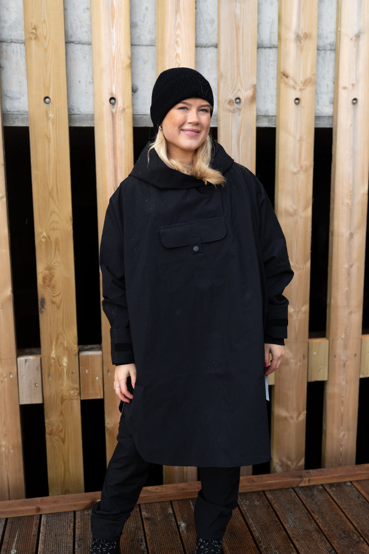 Bergen Poncho Black