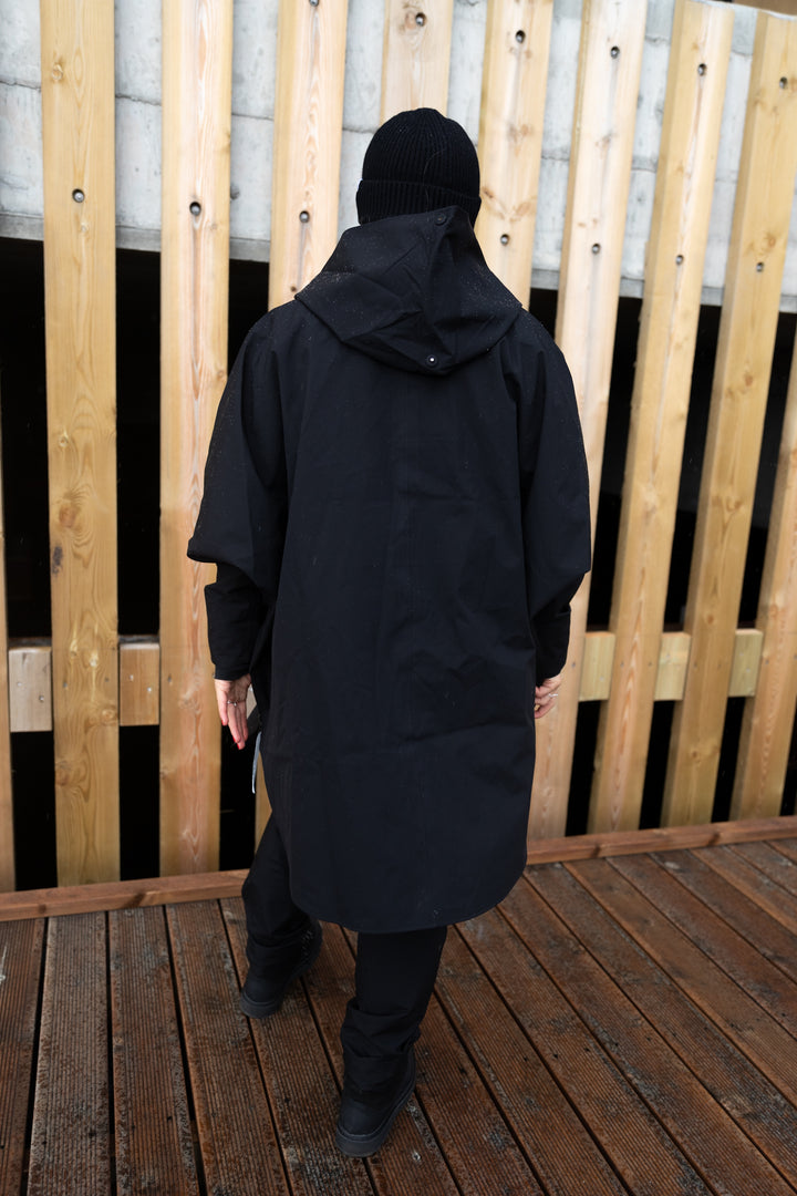 Bergen Poncho Black