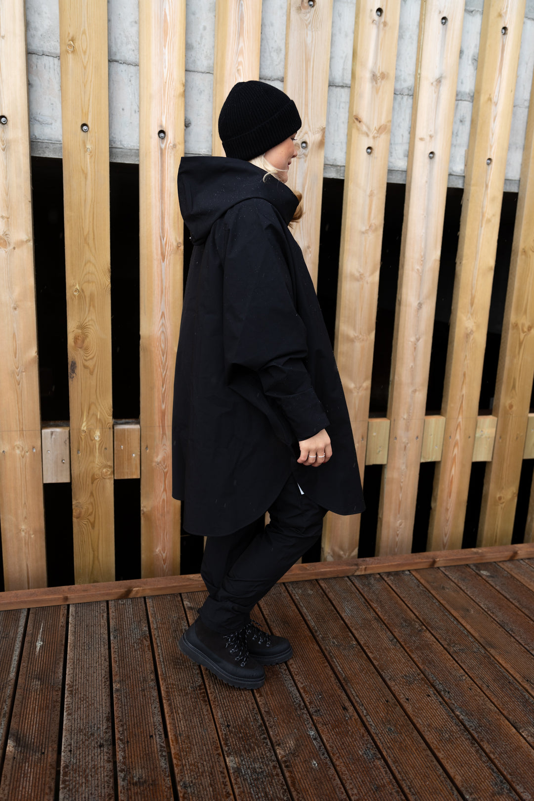 Bergen Poncho Black