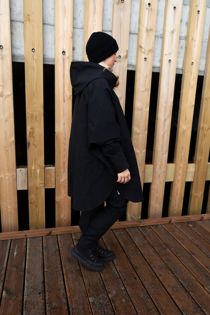 Bergen Poncho Black