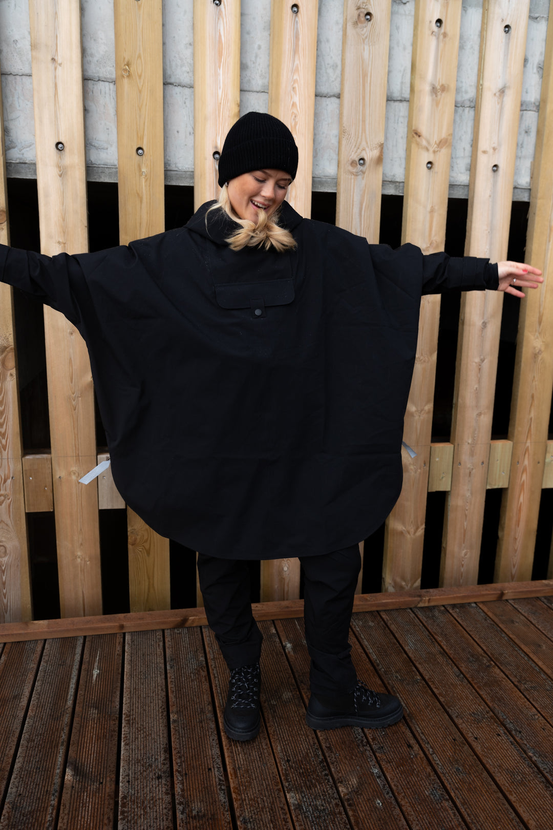 Bergen Poncho Black