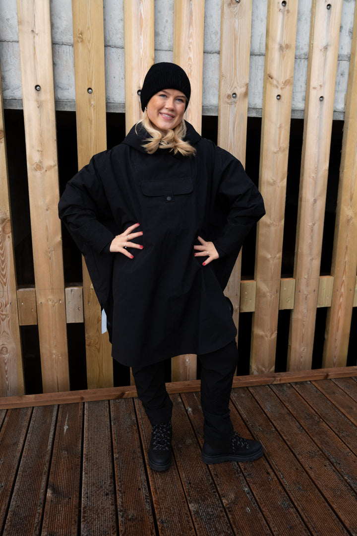 Bergen Poncho Black