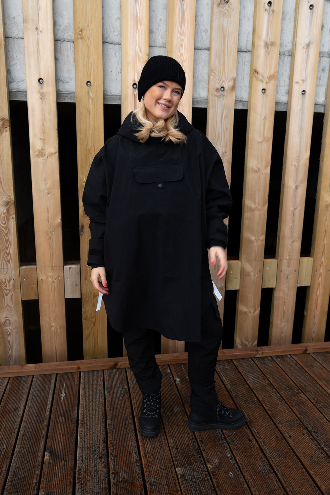 Bergen Poncho Black