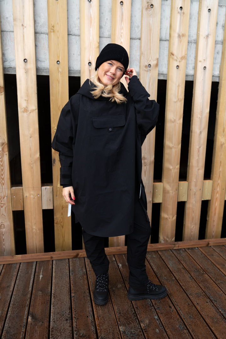 Bergen Poncho Black