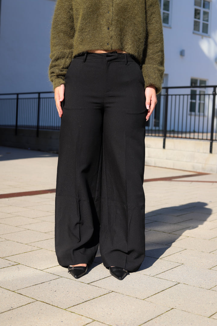 Reign Tailored Extra Wide Black