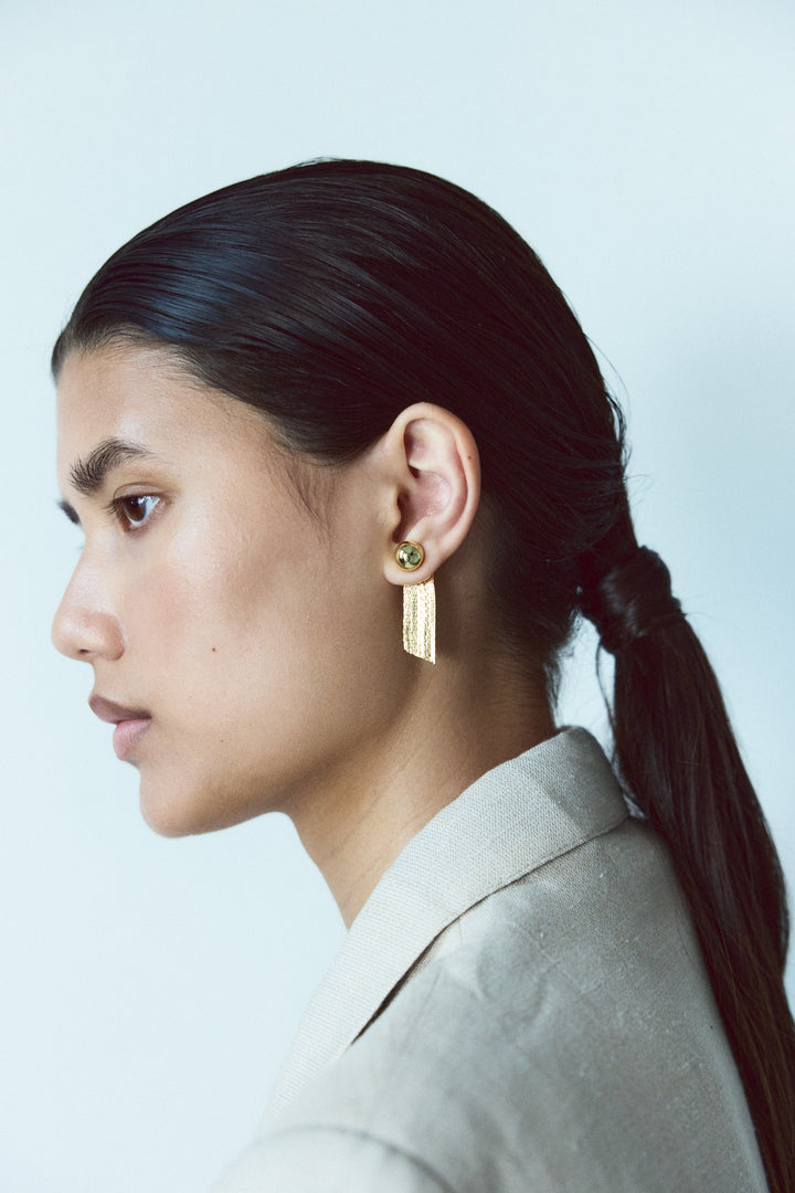 Tiny Medusa Studs Gold